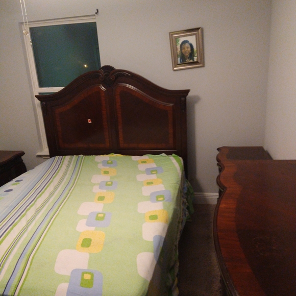 Bedroom sets - Picture 8 of 9